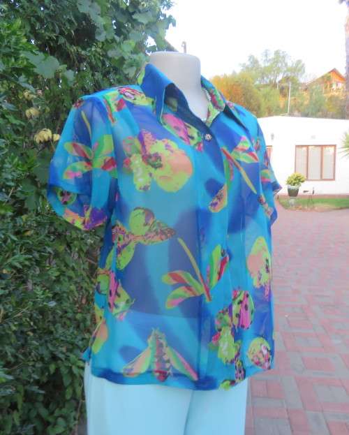 Colourful sheer poly short sleeve button down top/shirt collar. Blue with pink/yellow butterflies.36