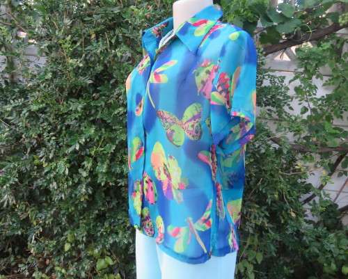 Colourful sheer poly short sleeve button down top/shirt collar. Blue with pink/yellow butterflies.36