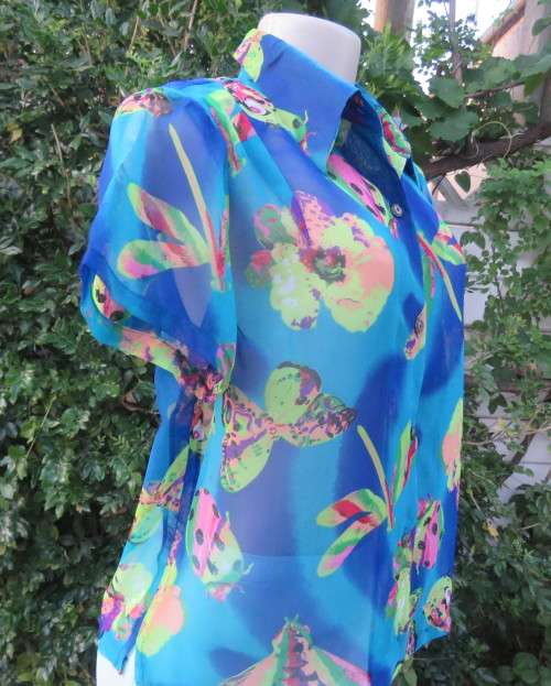 Colourful sheer poly short sleeve button down top/shirt collar. Blue with pink/yellow butterflies.36