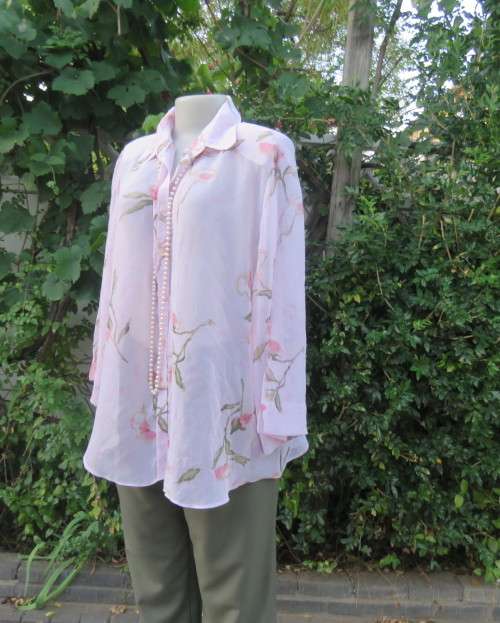 Smart creased polyester pale pink floral top.Bracelet length sleeves.By CLOTHING BARN size 44