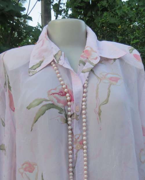 Smart creased polyester pale pink floral top.Bracelet length sleeves.By CLOTHING BARN size 44