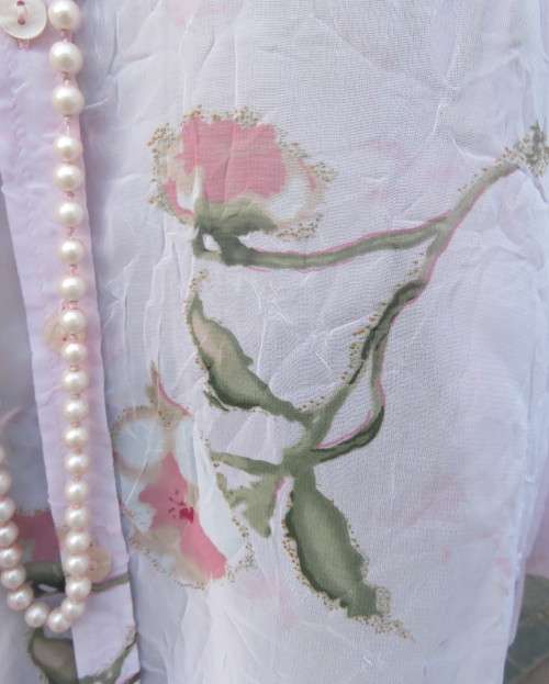 Smart creased polyester pale pink floral top.Bracelet length sleeves.By CLOTHING BARN size 44