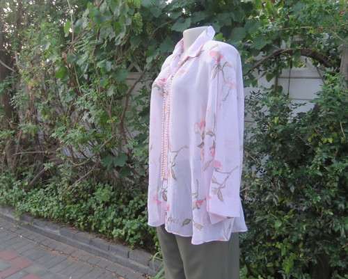 Smart creased polyester pale pink floral top.Bracelet length sleeves.By CLOTHING BARN size 44