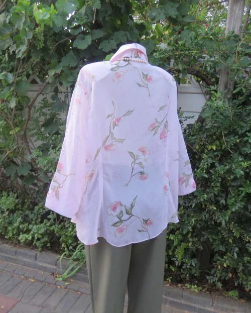 Smart creased polyester pale pink floral top.Bracelet length sleeves.By CLOTHING BARN size 44