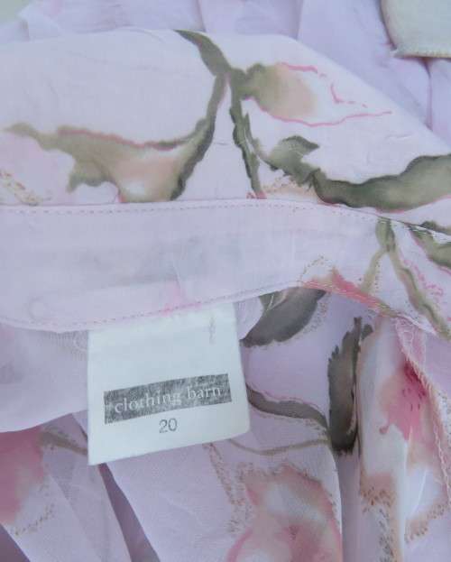 Smart creased polyester pale pink floral top.Bracelet length sleeves.By CLOTHING BARN size 44