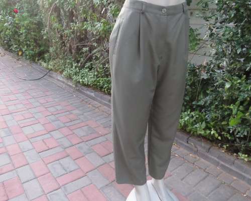 Dress pants in dark olive with tailored side pockets.Pleated front.Tapered legs. ize 36/12.As new