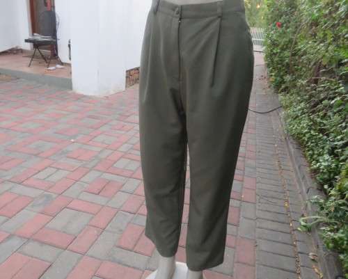 Dress pants in dark olive with tailored side pockets.Pleated front.Tapered legs. ize 36/12.As new