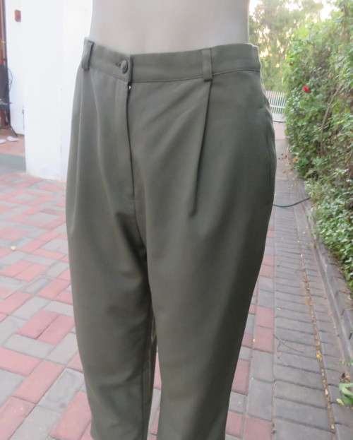 Dress pants in dark olive with tailored side pockets.Pleated front.Tapered legs. ize 36/12.As new