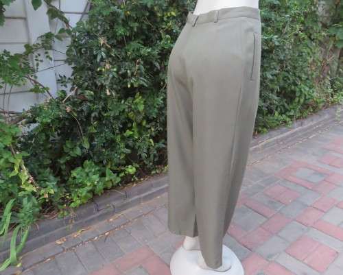 Dress pants in dark olive with tailored side pockets.Pleated front.Tapered legs. ize 36/12.As new