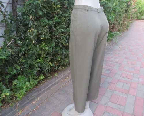Dress pants in dark olive with tailored side pockets.Pleated front.Tapered legs. ize 36/12.As new