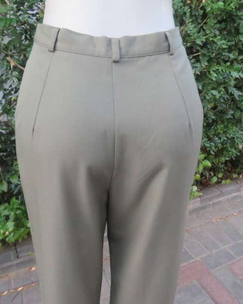 Dress pants in dark olive with tailored side pockets.Pleated front.Tapered legs. ize 36/12.As new