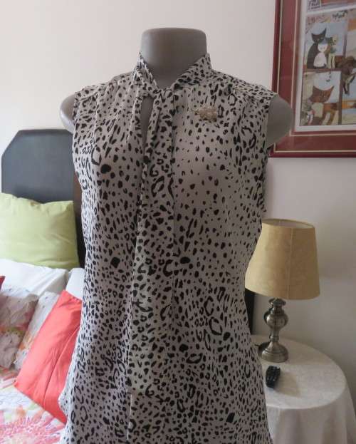Fabulous slip over silky poly cream/black animal print  top.Size 36 by STUDIO W..Tie collar.