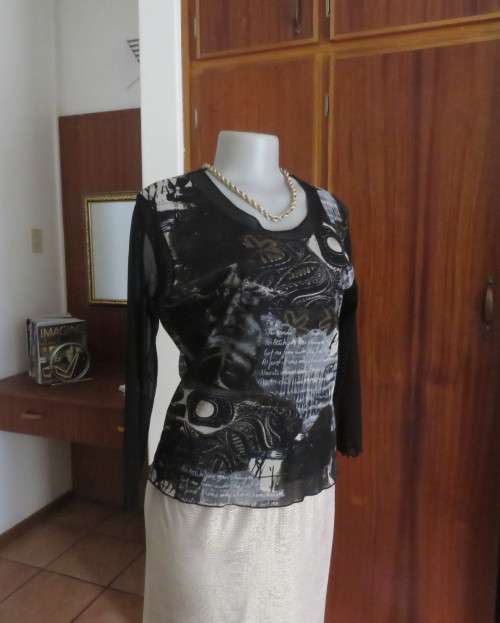 Stunning top by PERUZZI from Ireland. In black netting.2 layers.Top layer printed.Size 36/12.As new