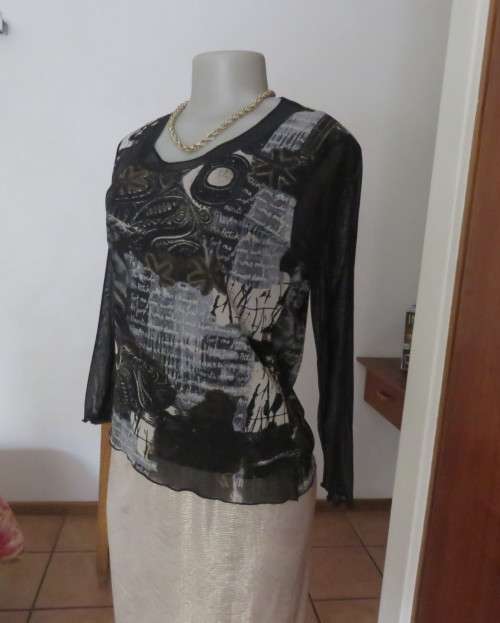 Stunning top by PERUZZI from Ireland. In black netting.2 layers.Top layer printed.Size 36/12.As new