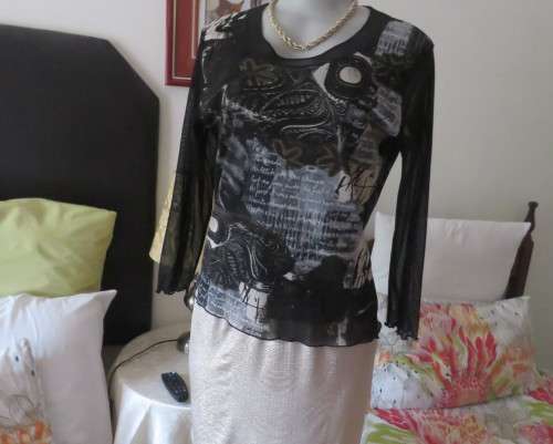 Stunning top by PERUZZI from Ireland. In black netting.2 layers.Top layer printed.Size 36/12.As new