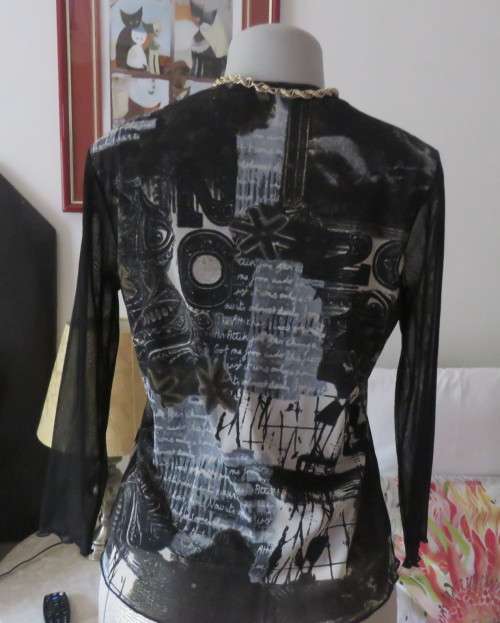 Stunning top by PERUZZI from Ireland. In black netting.2 layers.Top layer printed.Size 36/12.As new