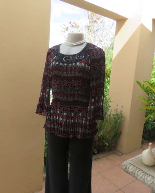 Absolute stunning QUEENSPARK size 34/10 permanent pleated black/red/white patterned top.New cond.