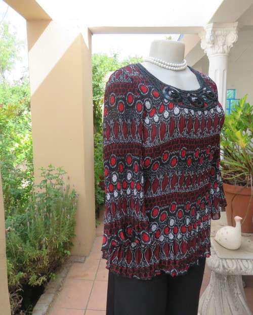 Absolute stunning QUEENSPARK size 34/10 permanent pleated black/red/white patterned top.New cond.