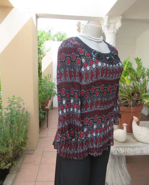 Absolute stunning QUEENSPARK size 34/10 permanent pleated black/red/white patterned top.New cond.
