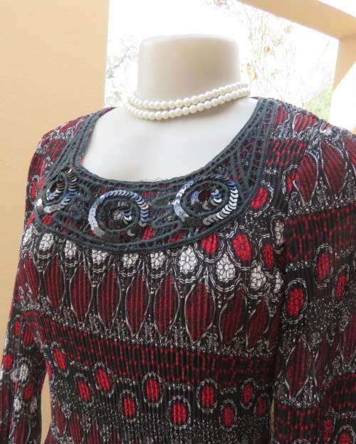 Absolute stunning QUEENSPARK size 34/10 permanent pleated black/red/white patterned top.New cond.