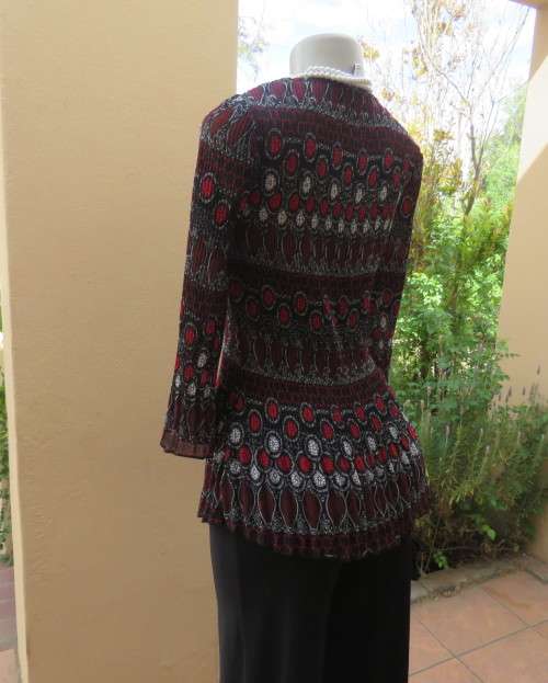 Absolute stunning QUEENSPARK size 34/10 permanent pleated black/red/white patterned top.New cond.