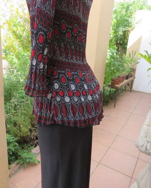 Absolute stunning QUEENSPARK size 34/10 permanent pleated black/red/white patterned top.New cond.