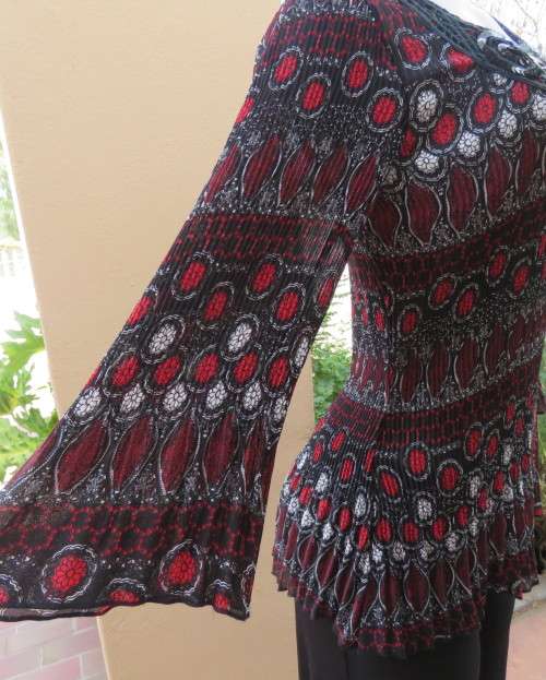 Absolute stunning QUEENSPARK size 34/10 permanent pleated black/red/white patterned top.New cond.