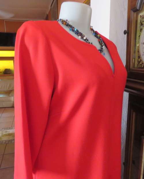 Smart cherry red long top in poly/rayon stretch jersey.By WOOLWORTHS size 38/14.New condition.