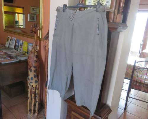 Smart pickle green cropped polycotton pants size 42/18.Zip up pockets.Drawstring in waist and hems.