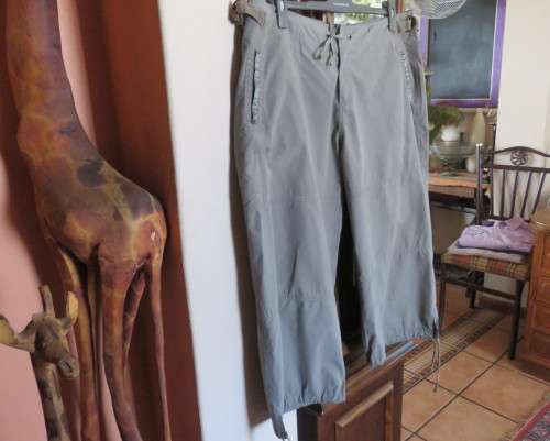 Smart pickle green cropped polycotton pants size 42/18.Zip up pockets.Drawstring in waist and hems.