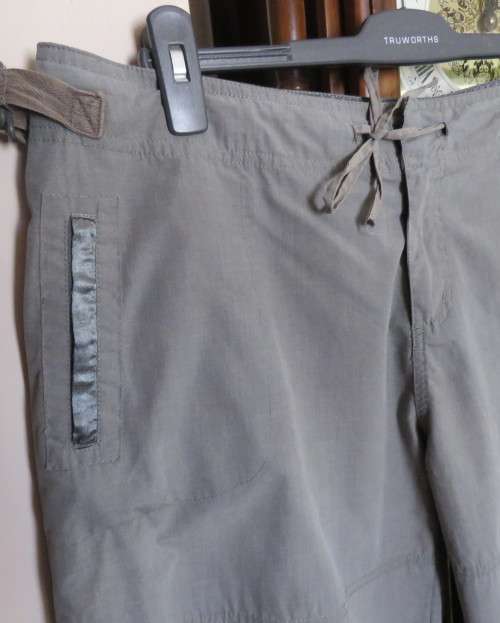 Smart pickle green cropped polycotton pants size 42/18.Zip up pockets.Drawstring in waist and hems.