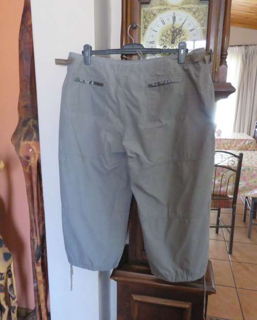 Smart pickle green cropped polycotton pants size 42/18.Zip up pockets.Drawstring in waist and hems.