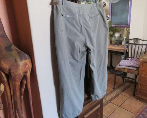 Smart pickle green cropped polycotton pants size 42/18.Zip up pockets.Drawstring in waist and hems.