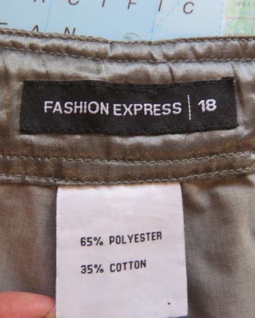 Smart pickle green cropped polycotton pants size 42/18.Zip up pockets.Drawstring in waist and hems.