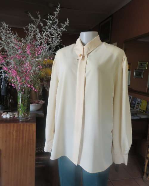 High quality silky poly rich vanilla colour long sleeve blouse top size 46.Stunning collar.New cond.
