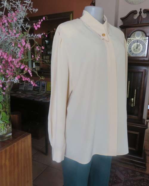 High quality silky poly rich vanilla colour long sleeve blouse top size 46.Stunning collar.New cond.