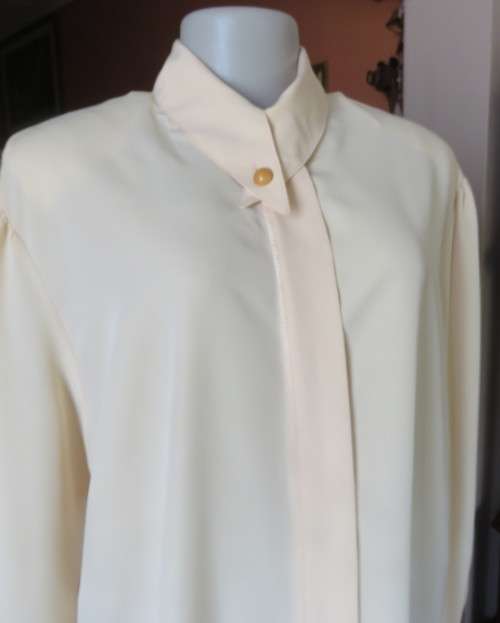 High quality silky poly rich vanilla colour long sleeve blouse top size 46.Stunning collar.New cond.