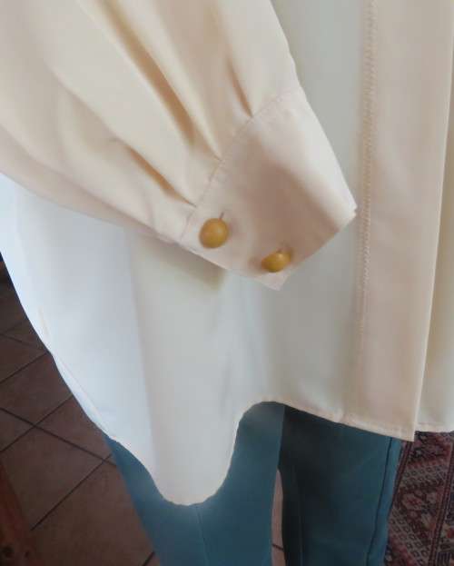High quality silky poly rich vanilla colour long sleeve blouse top size 46.Stunning collar.New cond.