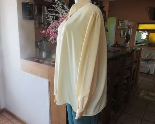 High quality silky poly rich vanilla colour long sleeve blouse top size 46.Stunning collar.New cond.
