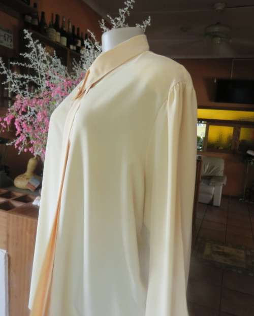 High quality silky poly rich vanilla colour long sleeve blouse top size 46.Stunning collar.New cond.