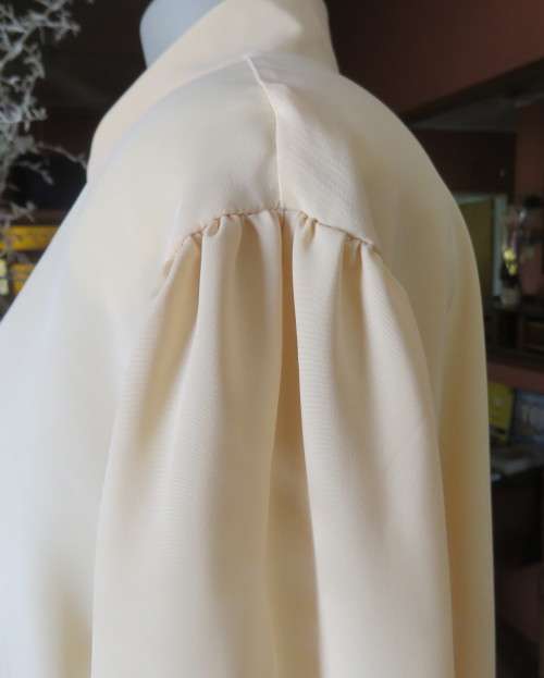 High quality silky poly rich vanilla colour long sleeve blouse top size 46.Stunning collar.New cond.