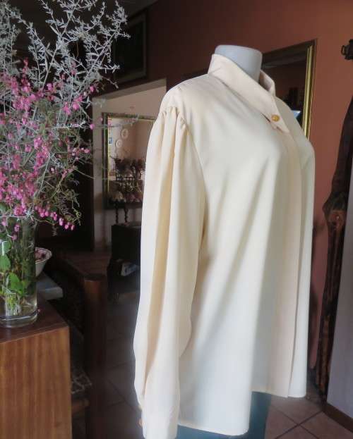 High quality silky poly rich vanilla colour long sleeve blouse top size 46.Stunning collar.New cond.