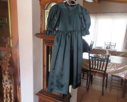 Cute hunters green long satin dress for flower girl 7 to 8 yrs.Short puffed sleeves.New condition
