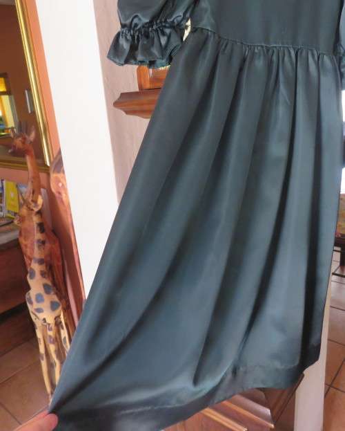 Cute hunters green long satin dress for flower girl 7 to 8 yrs.Short puffed sleeves.New condition