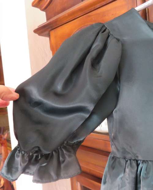 Cute hunters green long satin dress for flower girl 7 to 8 yrs.Short puffed sleeves.New condition