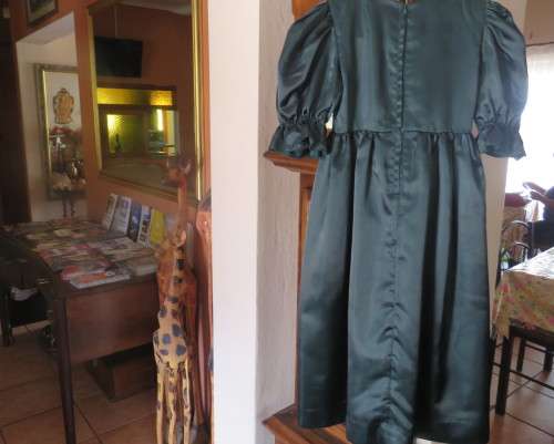 Cute hunters green long satin dress for flower girl 7 to 8 yrs.Short puffed sleeves.New condition