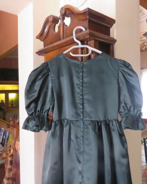 Cute hunters green long satin dress for flower girl 7 to 8 yrs.Short puffed sleeves.New condition