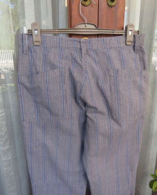 Men`s casual checked 100% cotton pants size 34 by BANNED. Four front/2 back pockets.New cond.