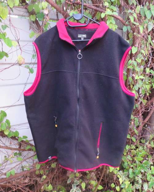 JEEP black/red unisex brushed polyester waistcoat.Zip-up front & pockets.Size 3XL.High collar.As new