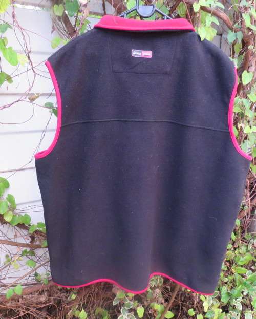JEEP black/red unisex brushed polyester waistcoat.Zip-up front & pockets.Size 3XL.High collar.As new